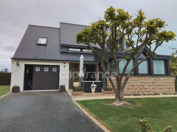 Maison à usage d'habitation exposée sud: 106 m2 à la campagne avec jardin, prairie et dépendances à 1h des plages de Concarneau