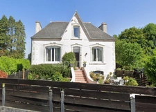 EXCLUSIVITE -PLEVIN- Charmante maison de 4 pièces sur sous-sol surélevé avec grand jardin arboré/paysager et plusieurs dépendances 