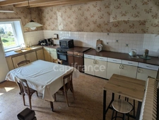 Maison à vendre corps de ferme +longère de 333 m2 au total avec vie de plain pied possible, parcelle de 1110m2, entre Rostrenen et Carhaix et à 1h de Brest