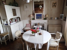 EXCLUSIVITE -PLEVIN- Charmante maison de 4 pièces sur sous-sol surélevé avec grand jardin arboré/paysager et plusieurs dépendances 