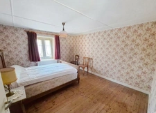 Maison à vendre corps de ferme +longère de 333 m2 au total avec vie de plain pied possible, parcelle de 1110m2, entre Rostrenen et Carhaix et à 1h de Brest