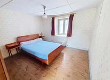 Maison à vendre corps de ferme +longère de 333 m2 au total avec vie de plain pied possible, parcelle de 1110m2, entre Rostrenen et Carhaix et à 1h de Brest