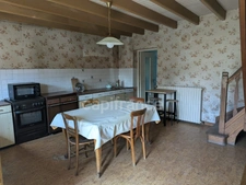 Maison à vendre corps de ferme +longère de 333 m2 au total avec vie de plain pied possible, parcelle de 1110m2, entre Rostrenen et Carhaix et à 1h de Brest