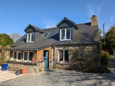 Maison 2 chambres au calme à Locarn(22) avec garage, grand jardin et dépendances dont un gîte rénové pour revenus supplémentaires