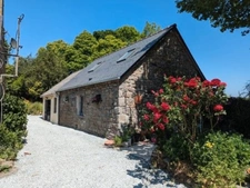 Maison 2 chambres au calme à Locarn(22) avec garage, grand jardin et dépendances dont un gîte rénové pour revenus supplémentaires