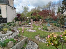 EXCLUSIVITE -PLEVIN- Charmante maison de 4 pièces sur sous-sol surélevé avec grand jardin arboré/paysager et plusieurs dépendances 