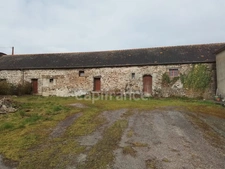 Maison à vendre corps de ferme +longère de 333 m2 au total avec vie de plain pied possible, parcelle de 1110m2, entre Rostrenen et Carhaix et à 1h de Brest