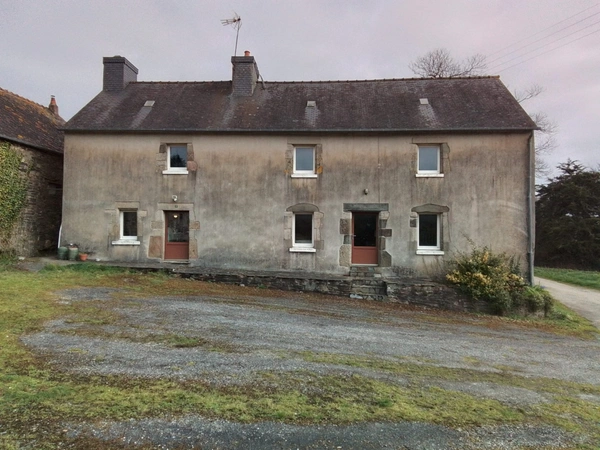 Maison à vendre corps de ferme +longère de 333 m2 au total avec vie de plain pied possible, parcelle de 1110m2, entre Rostrenen et Carhaix et à 1h de Brest
