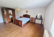 Maison à vendre corps de ferme +longère de 333 m2 au total avec vie de plain pied possible, parcelle de 1110m2, entre Rostrenen et Carhaix et à 1h de Brest