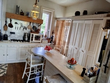 EXCLUSIVITE -PLEVIN- Charmante maison de 4 pièces sur sous-sol surélevé avec grand jardin arboré/paysager et plusieurs dépendances 