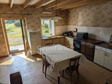 Maison à vendre corps de ferme +longère de 333 m2 au total avec vie de plain pied possible, parcelle de 1110m2, entre Rostrenen et Carhaix et à 1h de Brest