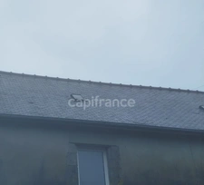 Maison à vendre corps de ferme +longère de 333 m2 au total avec vie de plain pied possible, parcelle de 1110m2, entre Rostrenen et Carhaix et à 1h de Brest