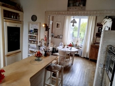 EXCLUSIVITE -PLEVIN- Charmante maison de 4 pièces sur sous-sol surélevé avec grand jardin arboré/paysager et plusieurs dépendances 