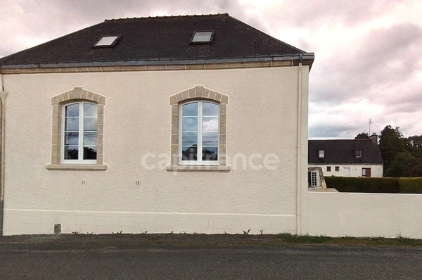 Maison rénovée de 114 m² – 3 chambres dont une suite parentale – Terrain clos – Garage – Sous‑sol complet – À 10 min à pied du bourg
