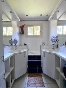 Maison 6 pièces avec piscine et parc paysager