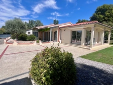 Maison 6 pièces avec piscine et parc paysager