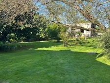 Propriété de charme sur 2 300 m² de terrain arboré sans vis-à-vis offrant calme espace et potentiel exceptionnel CHAMPCEVRAIS (89)