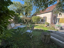 Propriété de charme sur 2 300 m² de terrain arboré sans vis-à-vis offrant calme espace et potentiel exceptionnel CHAMPCEVRAIS (89)