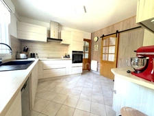 🏡  À VENDRE – MAISON FAMILIALE RÉNOVÉE DE 183 M² – 4/5 CHAMBRES – PRESTATIONS HAUT DE GAMME – TERRAIN 1676 M²