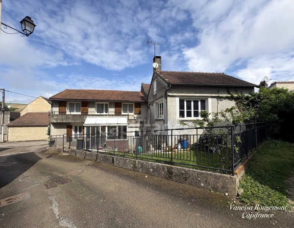 Maison de village avec garage, dépendance et extérieur – Cœur du vignoble de Chablis