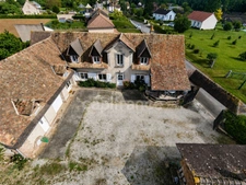 Maison rénovée à Fyé – 240 m², 5 chambres, DPE C, terrain clos et cuisine d’été