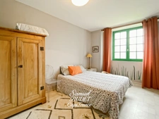 Maison rénovée à Fyé – 240 m², 5 chambres, DPE C, terrain clos et cuisine d’été