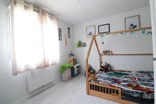 Le paradis des familles : maison moderne avec piscine et aire de jeux à deux pas