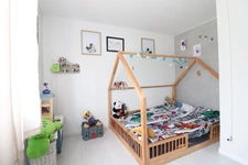 Le paradis des familles : maison moderne avec piscine et aire de jeux à deux pas