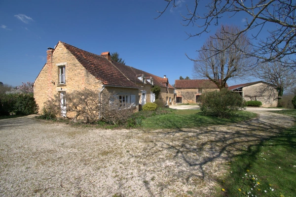 SAINT GENIES (24), vente propriété 277 m2 sur 4 ha, gîtes en activité.