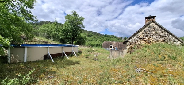 LES FARGES (24) : Maison 80 m2, terrain  de 12 339 m2