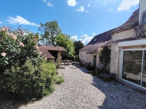 A vendre LIMEYRAT (24), maison de 172 m2 sur un terrain de 2300 m2.