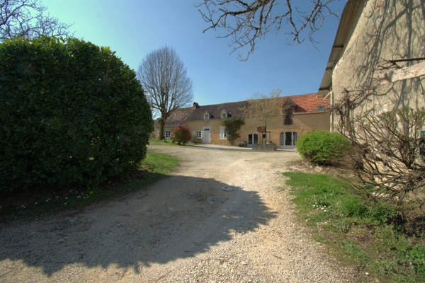 SAINT GENIES (24), vente propriété 277 m2 sur 4 ha, gîtes en activité.
