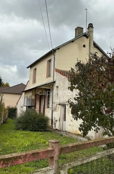 ? House requiring complete renovation with garden, outbuildings and mains drainage – Mayet-de-Montagne