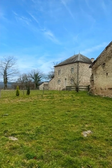 🏡 Maison en pierre rénovée + grange – Terrain 5992 m² – Proche Vichy