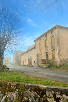 Maison à rénover 100 m² avec grange et terrain – Secteur entre Roanne et Vichy