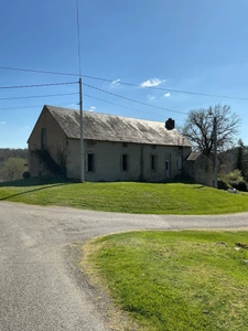 À VENDRE – MAISON EN PIERRE À RÉNOVER COMPLÈTEMENT – GROS POTENTIEL – 117 m² + GRENIER AMÉNAGEABLE-Proche Vichy