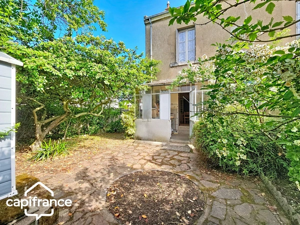 Thouars (79) – Idéal investissement locatif ou premier achat : maison de ville 65m²  avec jardin et stationnement privé