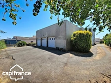Local d’activité 260 m² + logement 132 m² – parking privé – terrain 1 690 m² – forte visibilité – Thouars (79100)
