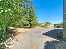 Local d’activité 260 m² + logement 132 m² – parking privé – terrain 1 690 m² – forte visibilité – Thouars (79100)