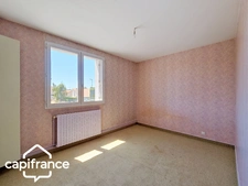 Local d’activité 260 m² + logement 132 m² – parking privé – terrain 1 690 m² – forte visibilité – Thouars (79100)