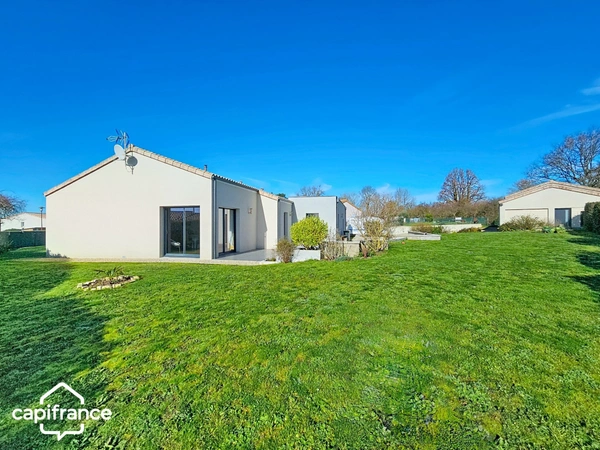 Maison de plain-pied 121 m² – 3 chambres – 3 garages (87m²) – terrain clos 1 454 m² – Boussais (79) proche Airvault