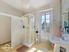 Maison de ville 122 m² – 3 chambres + bureau – jardin, piscine chauffée, garage – Thouars centre (79100)