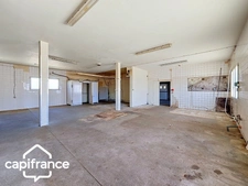 Local d’activité 260 m² + logement 132 m² – parking privé – terrain 1 690 m² – forte visibilité – Thouars (79100)