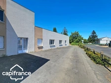 Local d’activité 260 m² + logement 132 m² – parking privé – terrain 1 690 m² – forte visibilité – Thouars (79100)