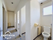 Local d’activité 260 m² + logement 132 m² – parking privé – terrain 1 690 m² – forte visibilité – Thouars (79100)