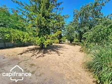 Local d’activité 260 m² + logement 132 m² – parking privé – terrain 1 690 m² – forte visibilité – Thouars (79100)