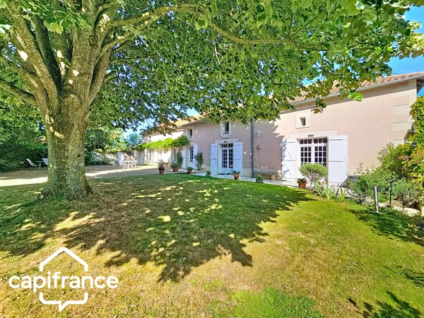 Saint-Martin-de-Sanzay (79) – Maison en pierre rénovée 203 m² – vie de plain-pied – studio indépendant – dépendances – terrain 4 000 m² – Saint-Martin-de-Sanzay proche Thouars et Saumur