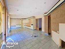 Local d’activité 260 m² + logement 132 m² – parking privé – terrain 1 690 m² – forte visibilité – Thouars (79100)