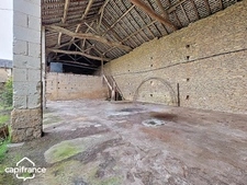 BRIE (79) A rénover : 163 m² habitables + 400 m² de dépendances sur 2 111 m² de terrain