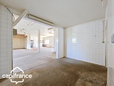 Local d’activité 260 m² + logement 132 m² – parking privé – terrain 1 690 m² – forte visibilité – Thouars (79100)